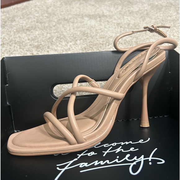 NWT nude heels!!! 6.5 - Picture 1 of 3
